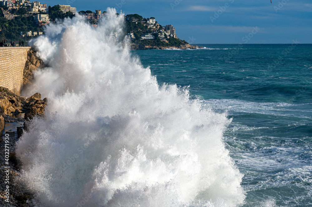 Mer déchaînée à la pointe Rabau-Capeù à Nice en France en hiver