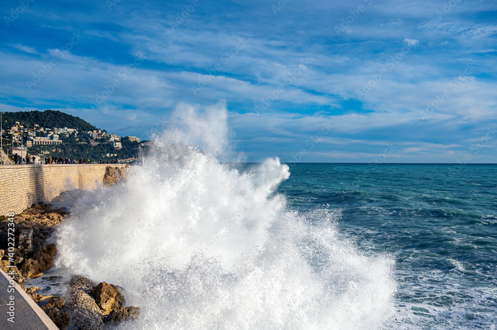 Mer déchaînée à la pointe Rabau-Capeù à Nice en France en hiver