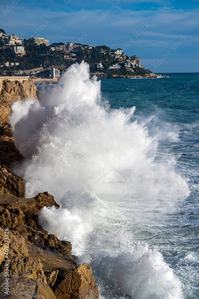 Mer déchaînée à la pointe Rabau-Capeù à Nice en France en hiver