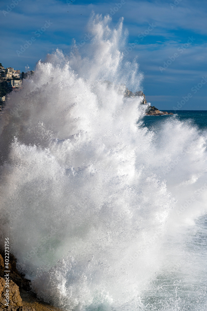 Mer déchaînée à la pointe Rabau-Capeù à Nice en France en hiver