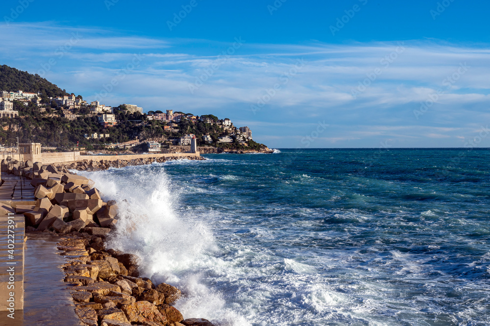 Mer déchaînée à la pointe Rabau-Capeù à Nice en France en hiver