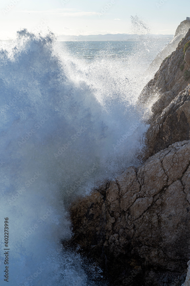 Mer déchaînée à la pointe Rabau-Capeù à Nice en France en hiver