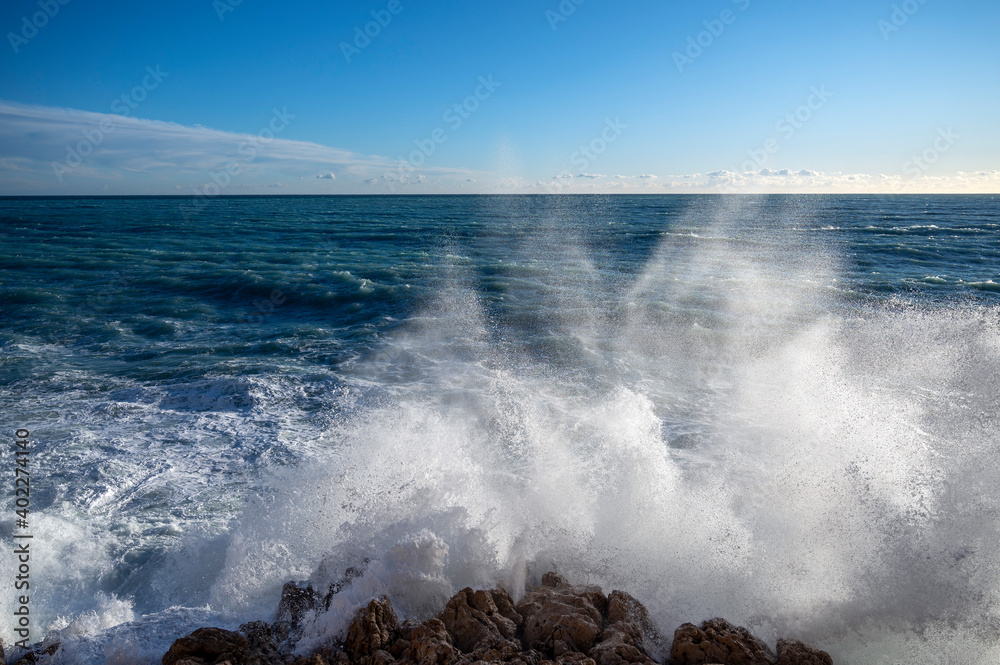 Mer déchaînée à la pointe Rabau-Capeù à Nice en France en hiver