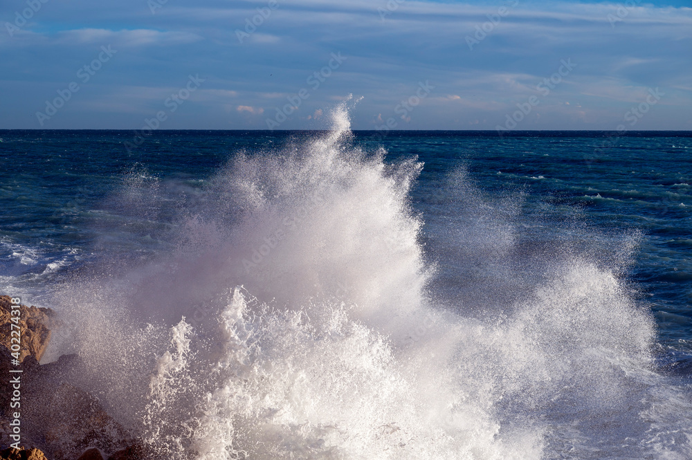 Mer déchaînée à la pointe Rabau-Capeù à Nice en France en hiver