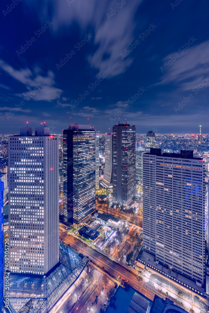 高層ビルが立ち並ぶ都会の夜景