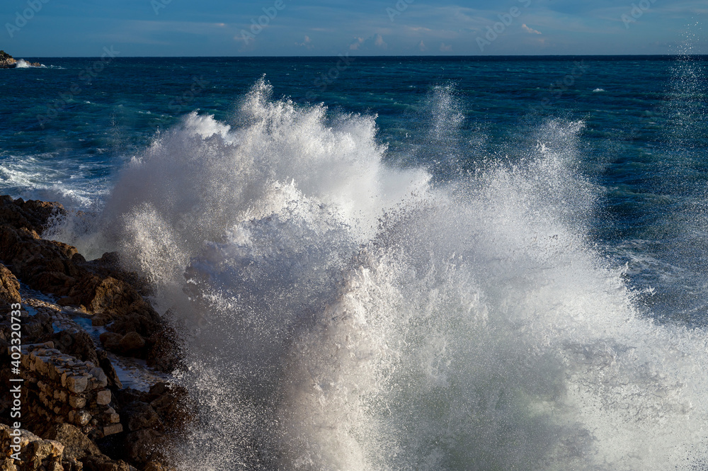 Mer déchaînée à la pointe Rabau-Capeù à Nice en France en hiver