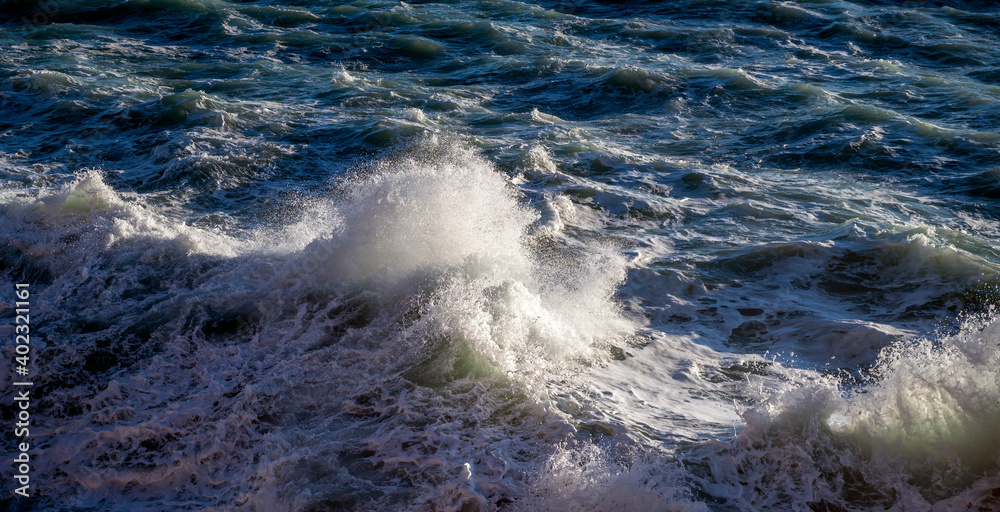 Mer déchaînée à la pointe Rabau-Capeù à Nice en France en hiver