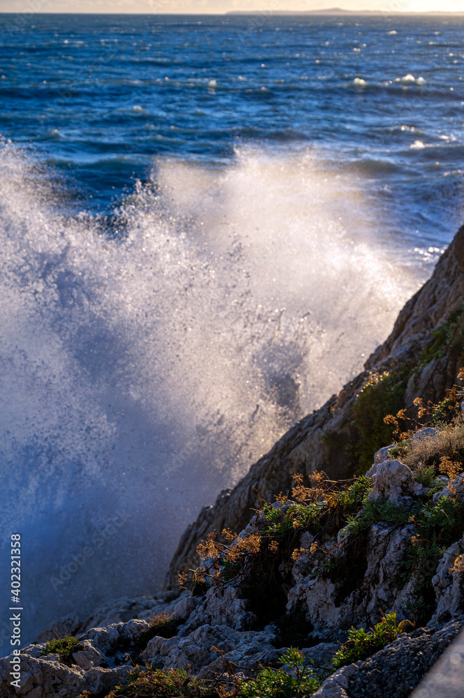 Mer déchaînée à la pointe Rabau-Capeù à Nice en France en hiver