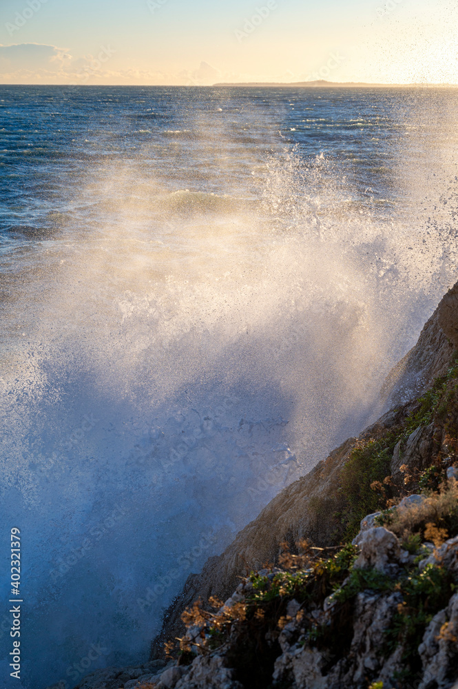 Mer déchaînée à la pointe Rabau-Capeù à Nice en France en hiver