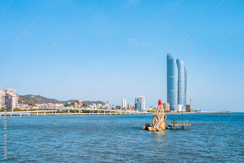 中国福建厦门双子塔和盐雾桥的海岸线风景