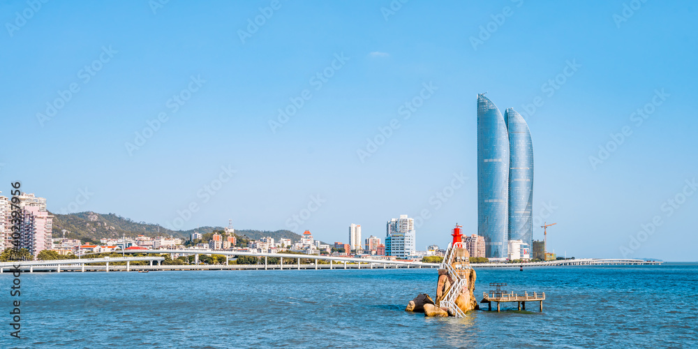 中国福建厦门双子塔和盐雾桥的海岸线风景