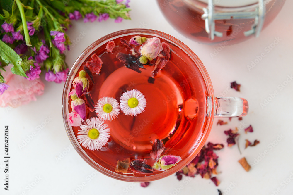 花、茶壶和浅背景花茶杯