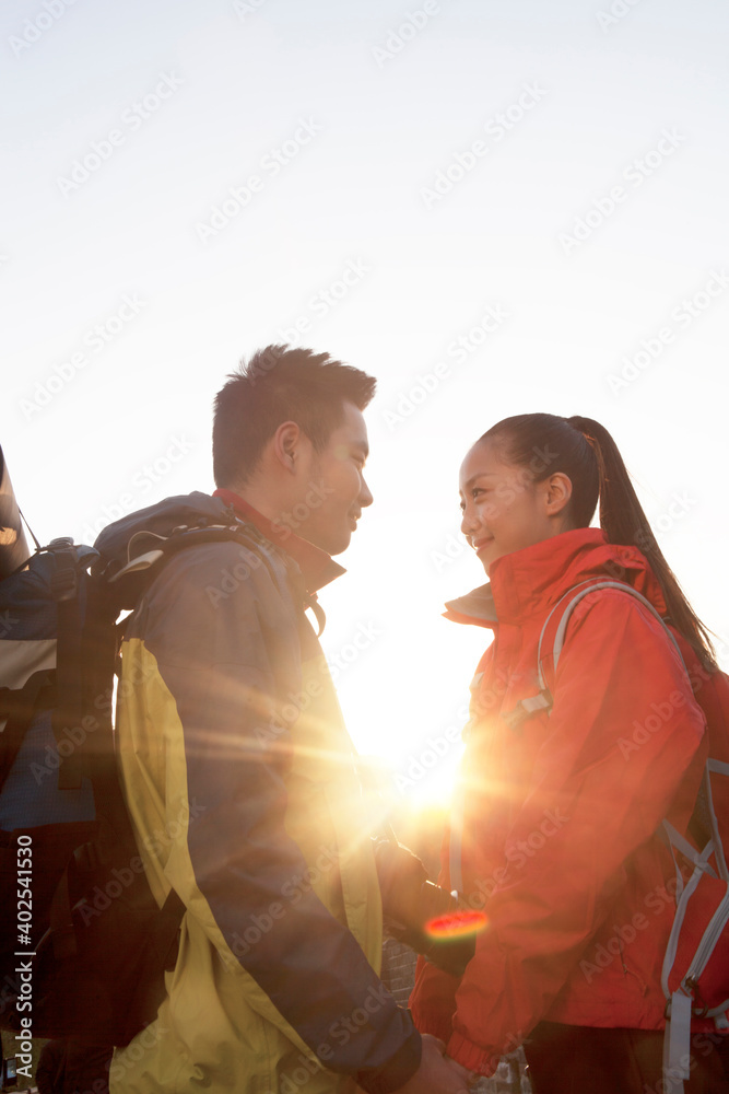 年轻情侣在长城旅游合影