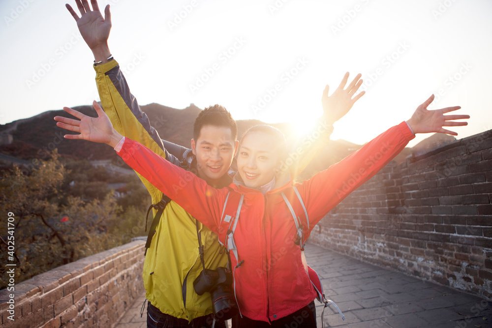 年轻情侣在长城旅游合影