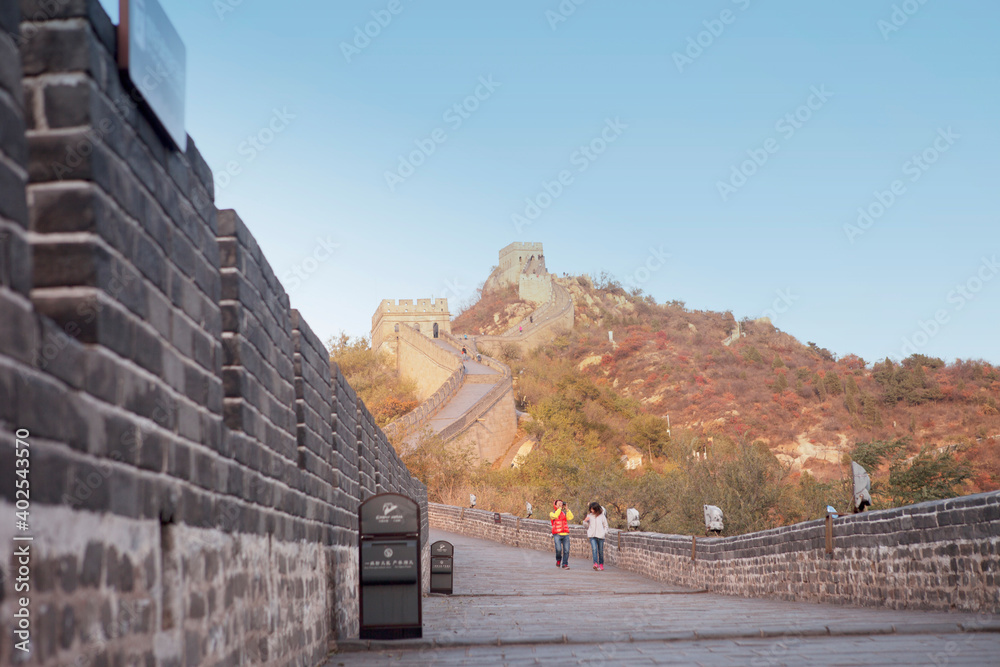 年轻夫妇在长城旅游拍照