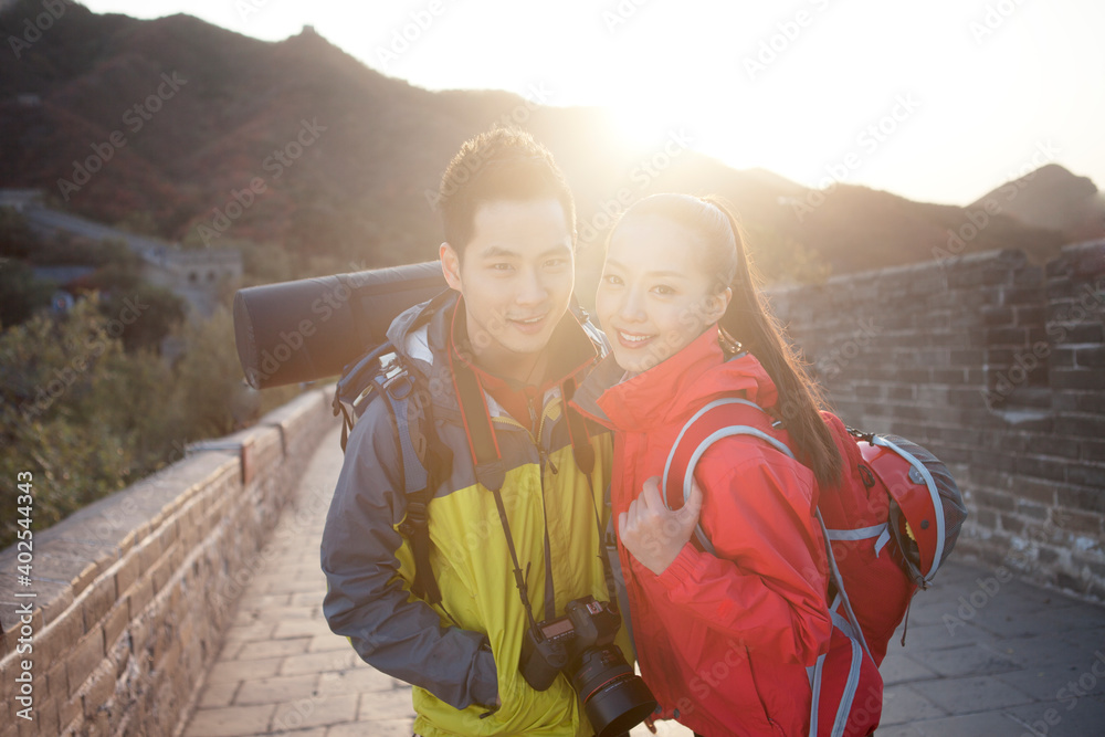 年轻情侣在长城旅游合影