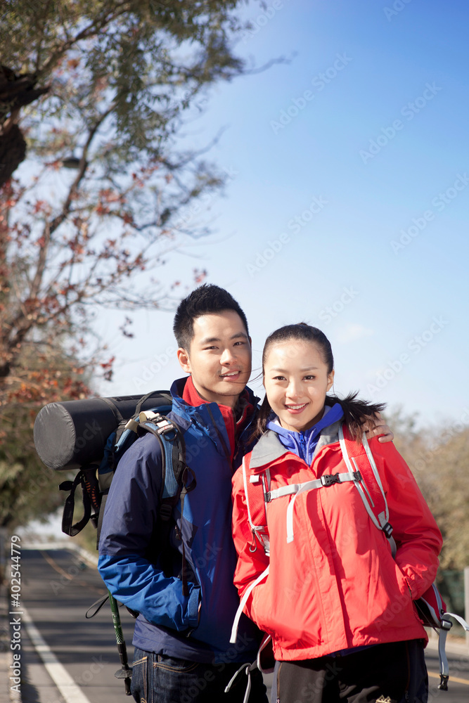 郊区旅游的年轻情侣