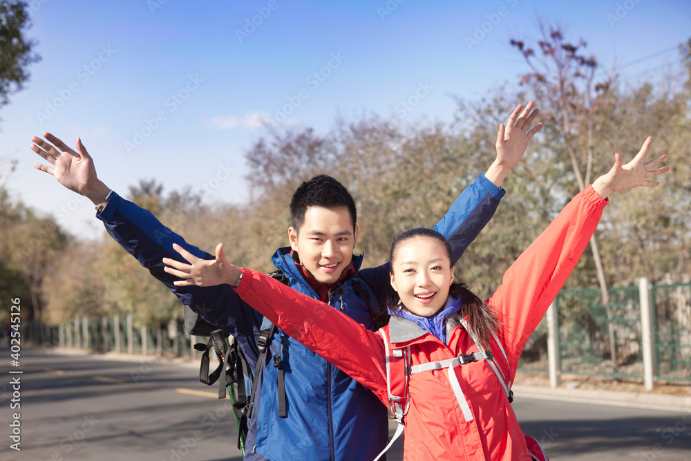 郊区旅游的年轻情侣