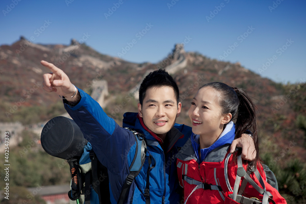 年轻夫妇在长城旅游拍照