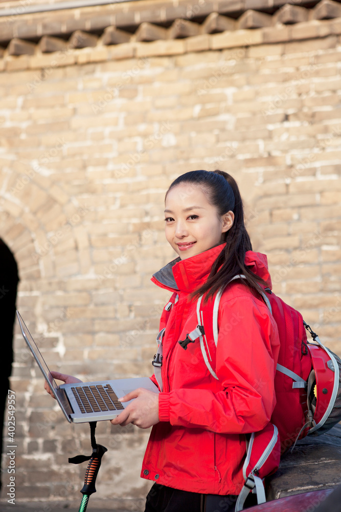 长城旅游中一个年轻的女人在电脑前