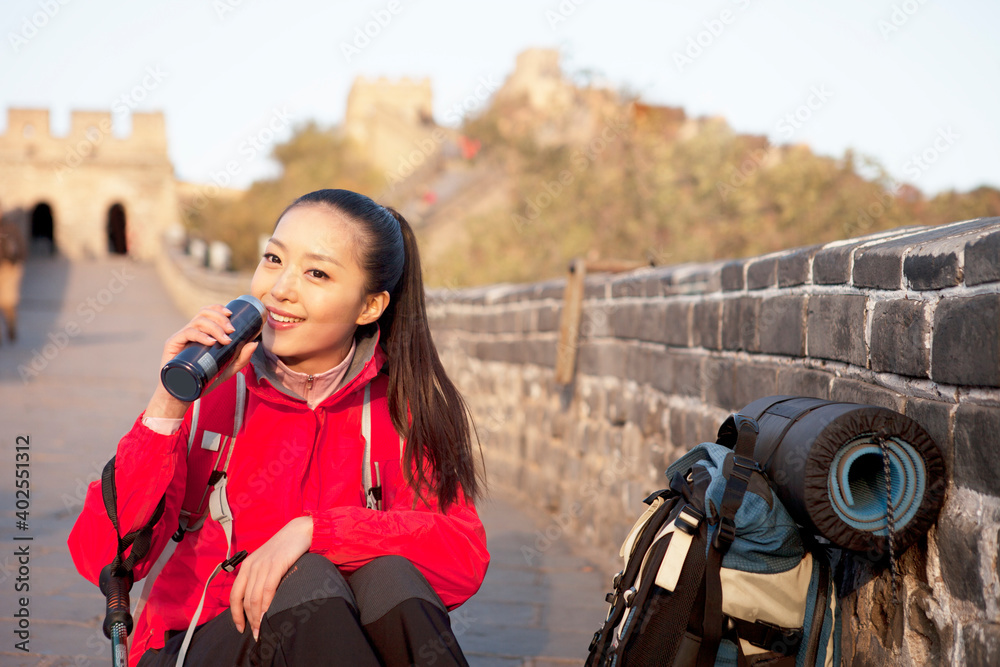 长城旅游中的一位年轻女性