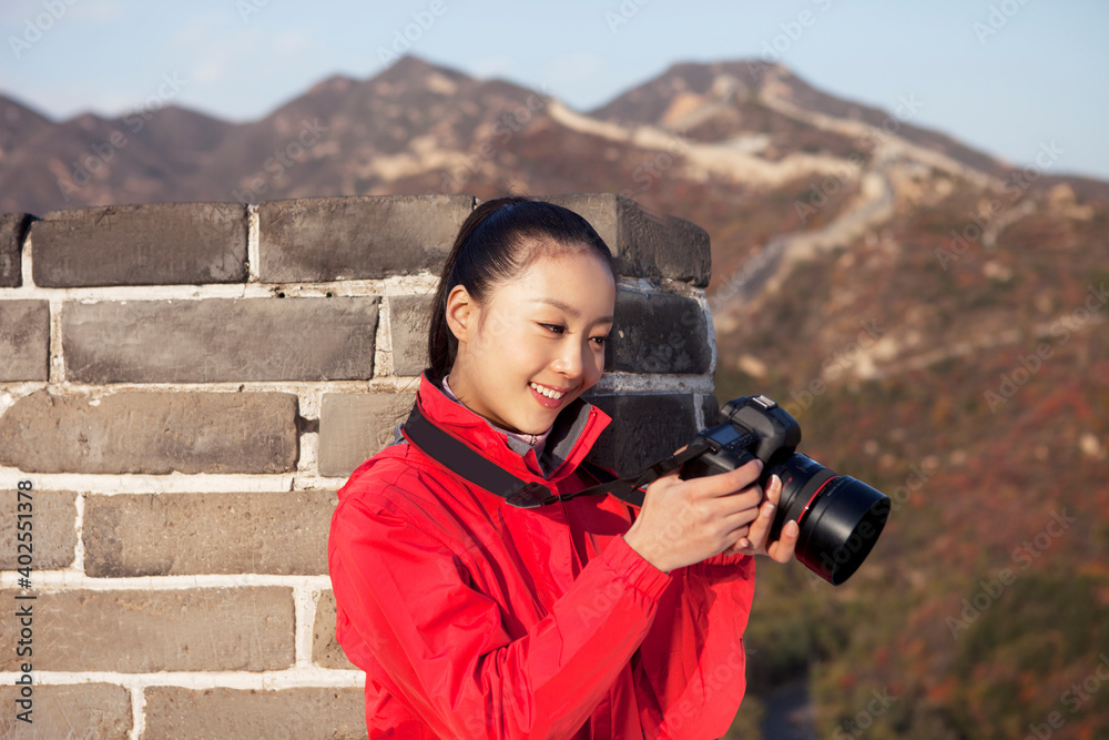 长城旅游中的一位年轻女性图片