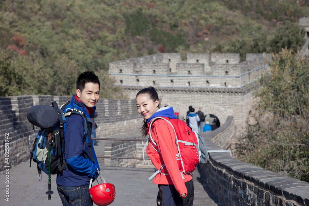 长城旅游中的年轻夫妇