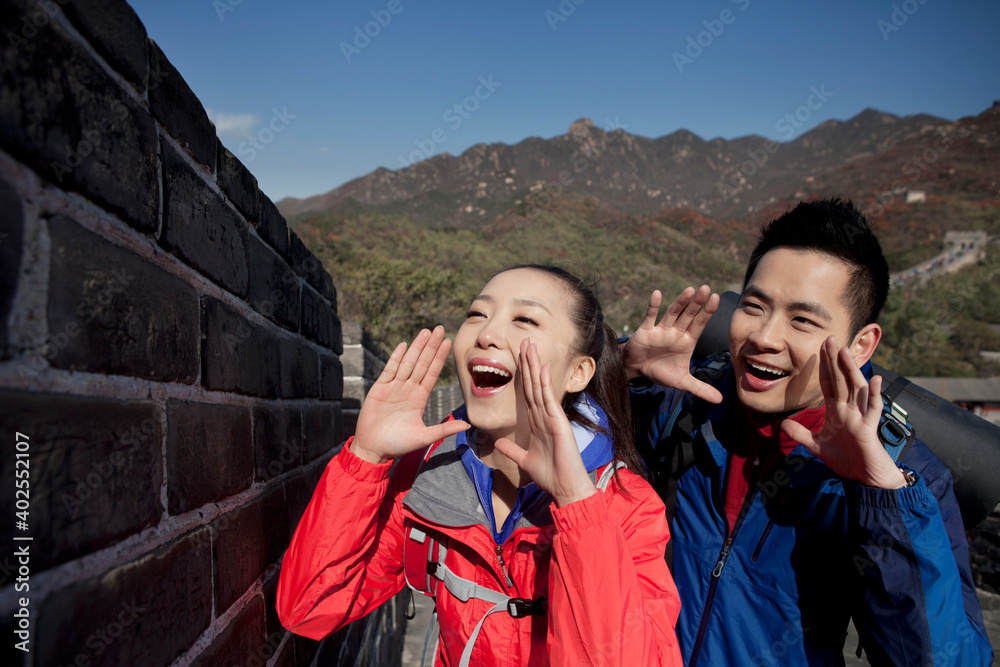 年轻情侣在长城旅游合影