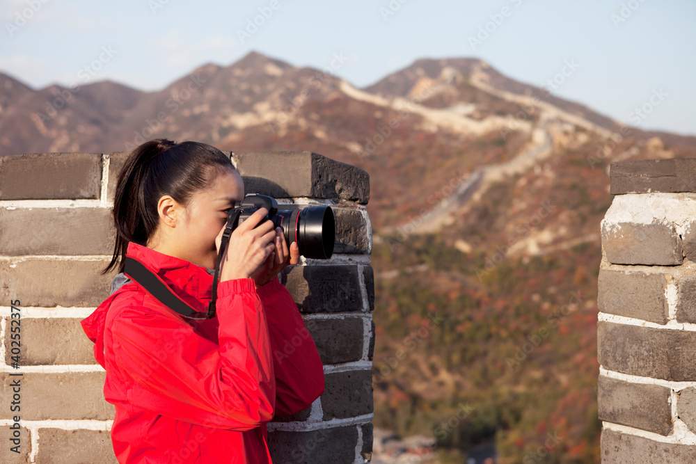 长城旅游中的一位年轻女性图片