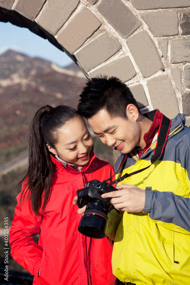 年轻情侣在长城旅游合影