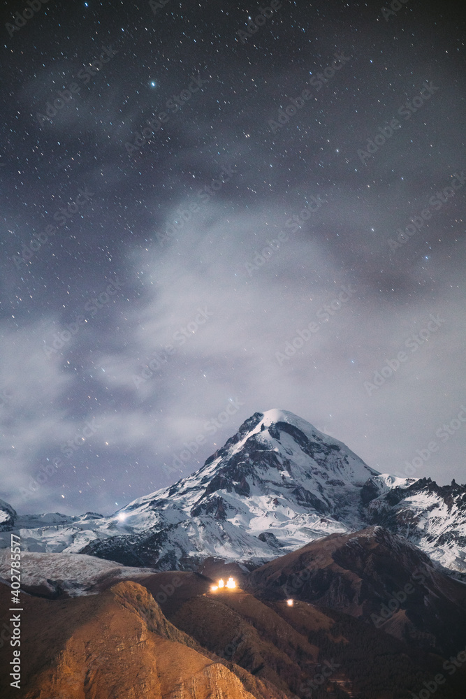 Stepantsminda，格鲁吉亚。夜晚的星空，卡兹贝克山顶上的星星闪闪发光