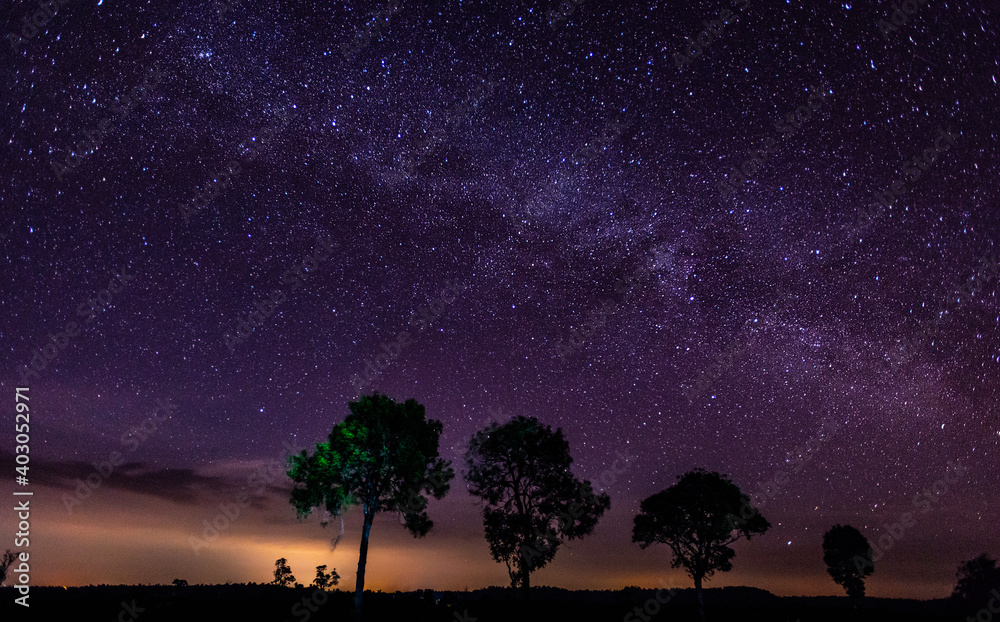 令人惊叹的全景——乳白色的蓝色夜空和黑暗背景下的星星。