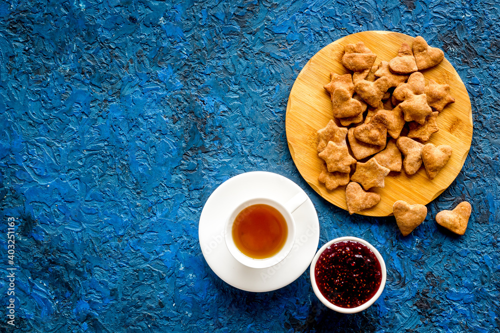 家庭俯视图中的饼干和浆果酱茶