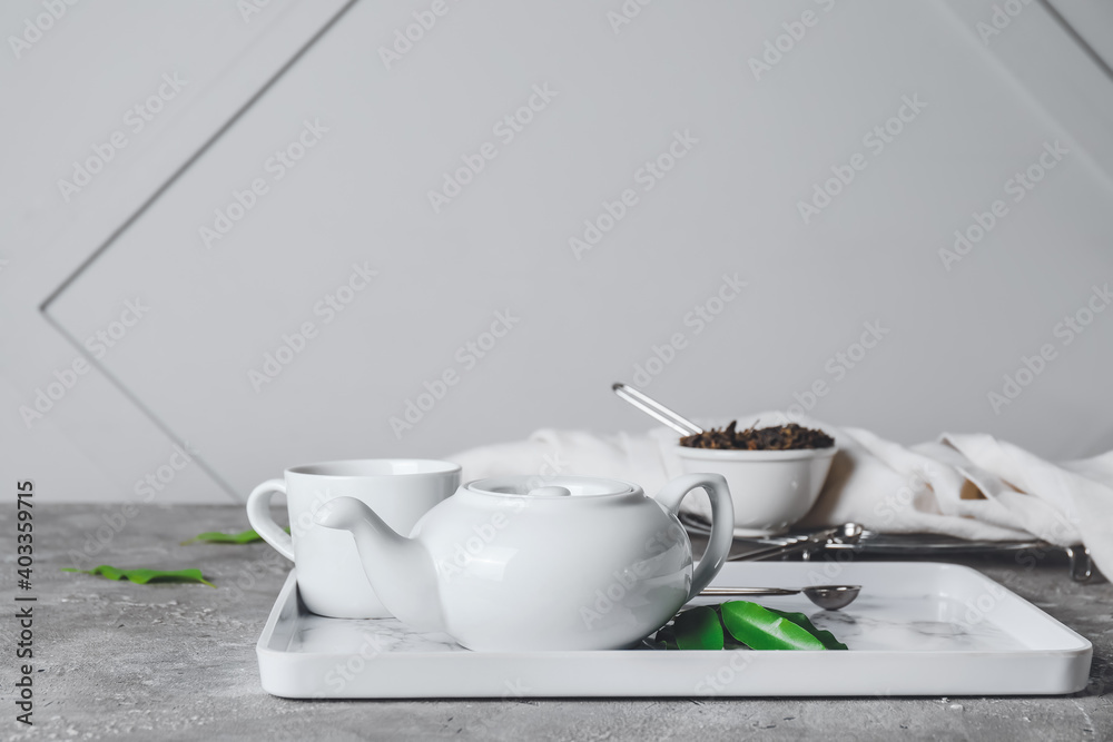 漂亮的茶壶和桌上的一杯茶