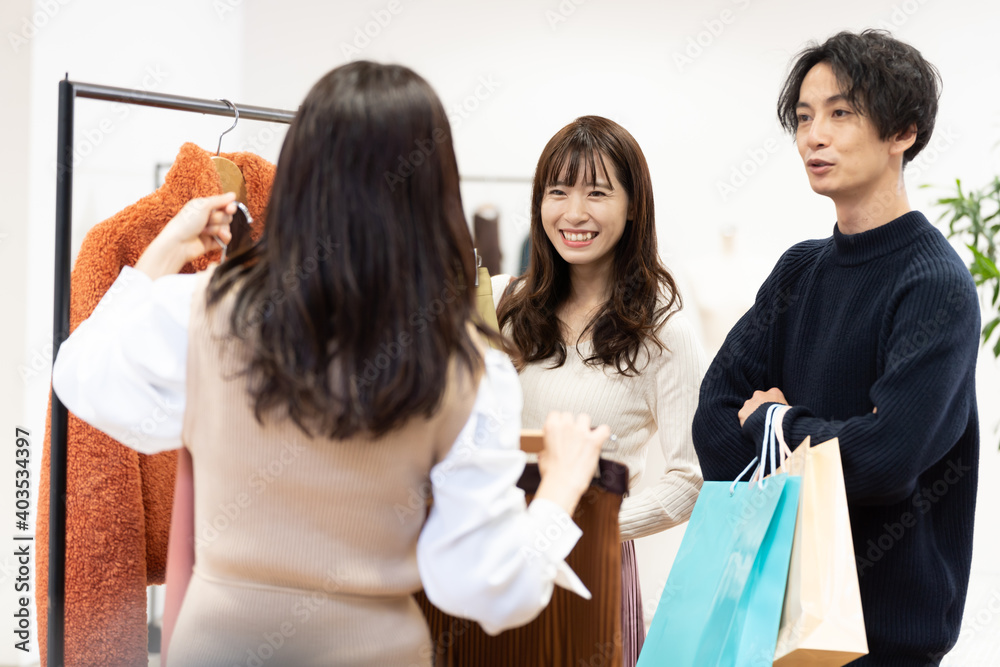 ショッピングをするカップルと店員