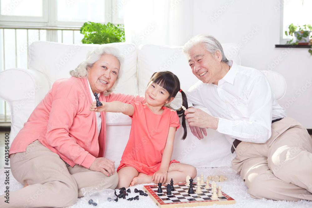 与孙女玩围棋的老年夫妇