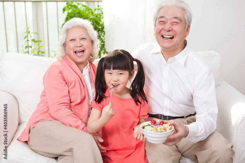 幸福的爷爷奶奶和孙子孙女在客厅里玩耍