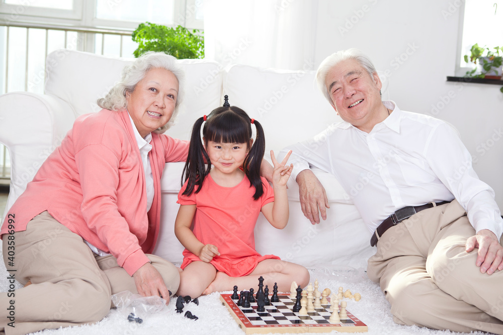 老夫妇带孙女玩围棋