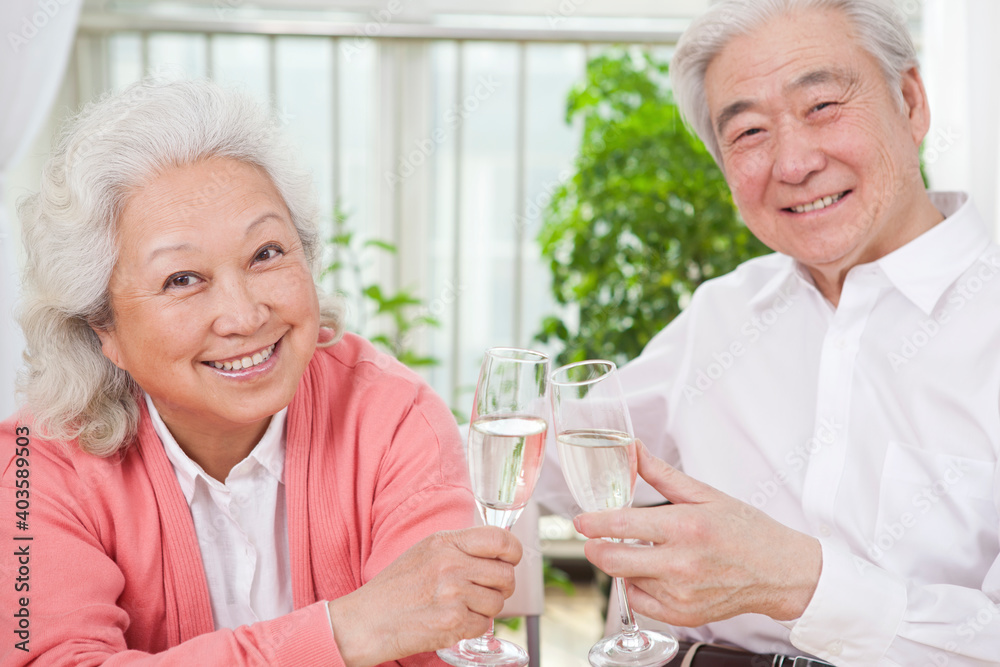 一对老年夫妇为周年庆敬酒