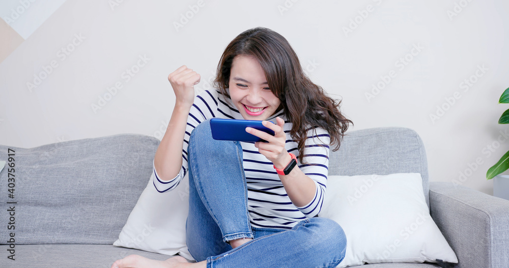 woman play mobile games