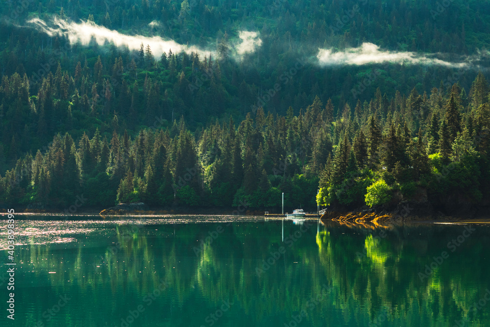 晨雾与海景，与船停靠