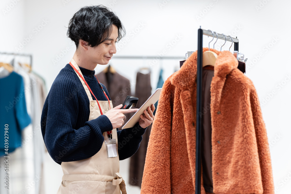 在庫管理をする男性