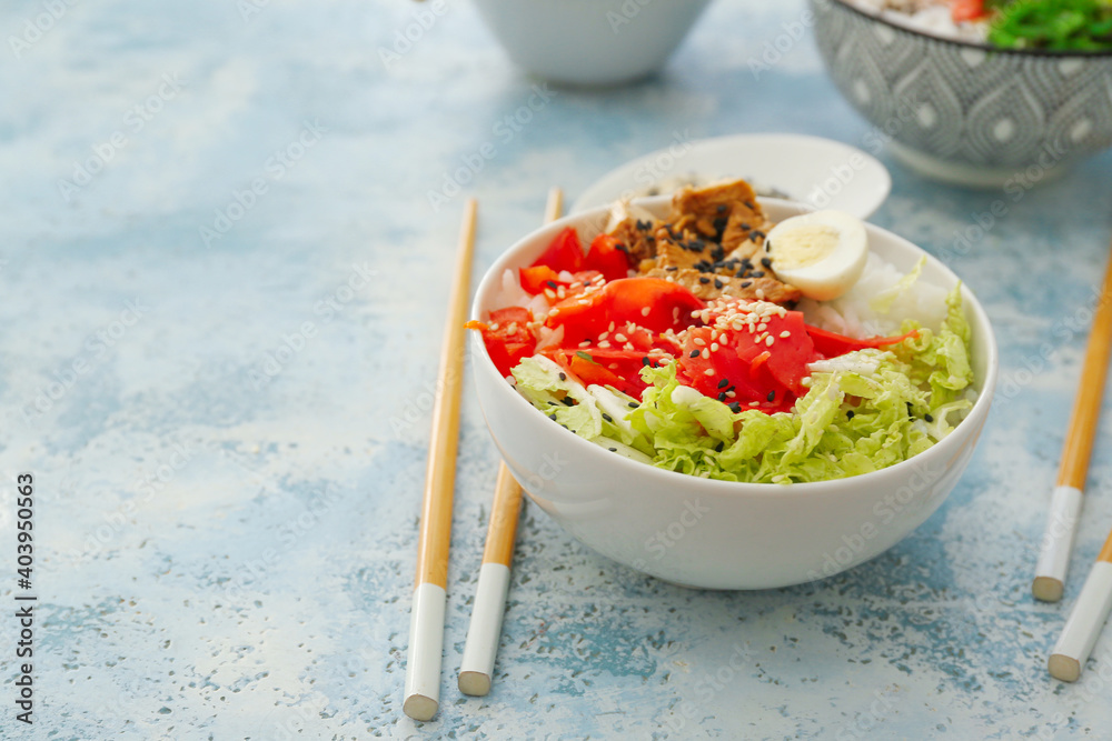 彩色背景上有美味的米饭、鸡肉和蔬菜的碗