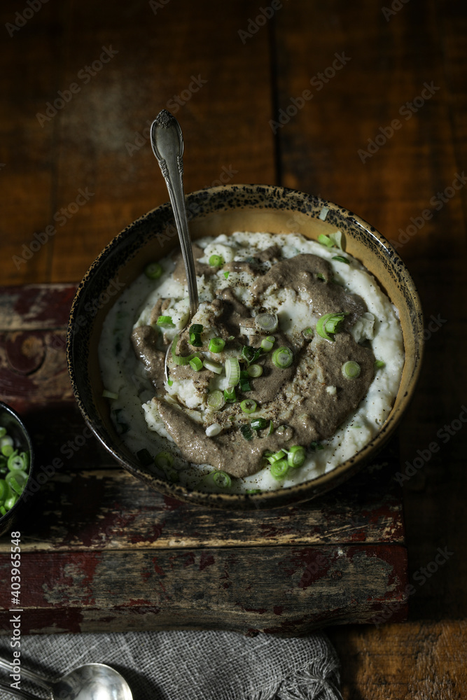 装在碗里的素食土豆泥