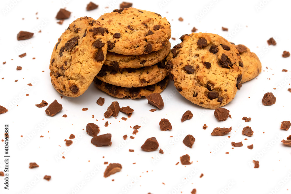 Deliciosas galletas caseras de vainilla y avena con chispas de chocolate, en un fondo blanco