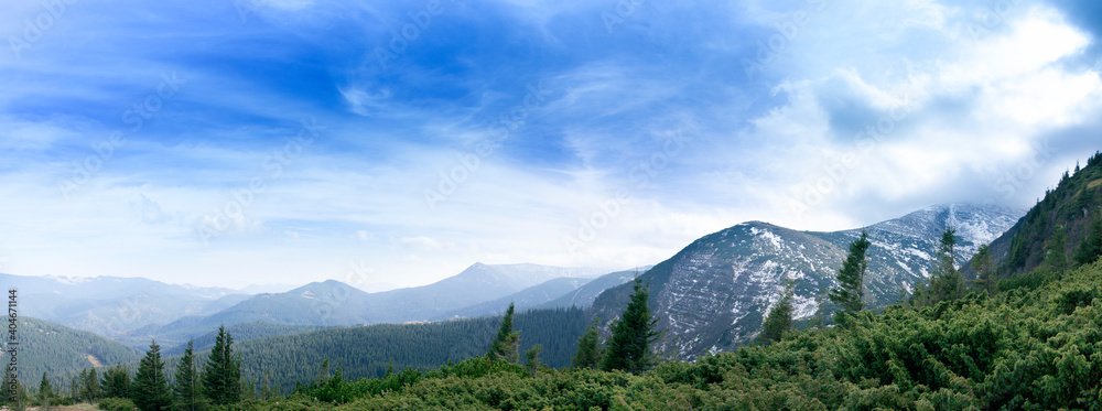 霍韦拉山顶上的雾。全景。