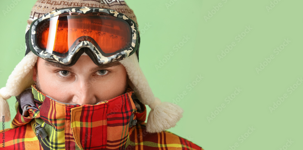 彩色背景下的男单板滑雪运动员