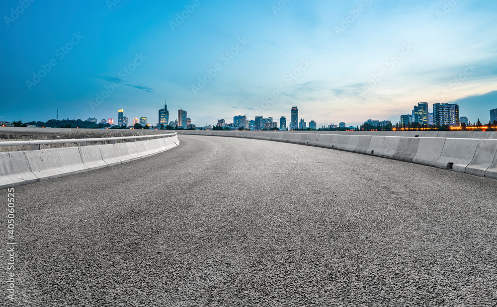 中国现代城市的道路和建筑景观。