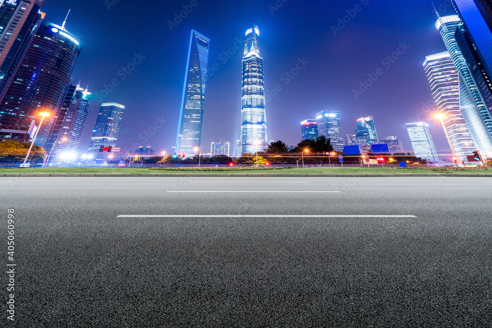 中国现代城市的道路和建筑景观。