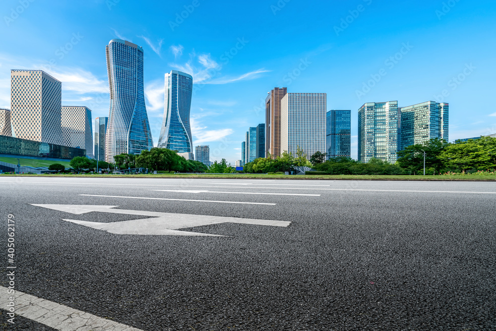 中国现代城市的道路和建筑景观。